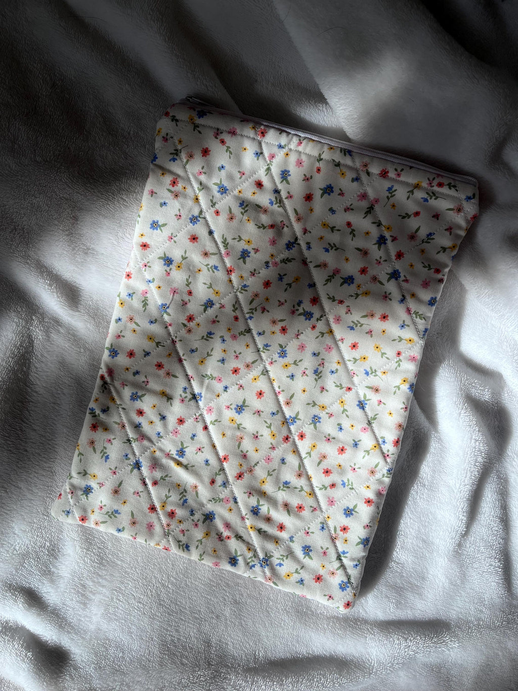 Dainty Floral Book Sleeve with zipper